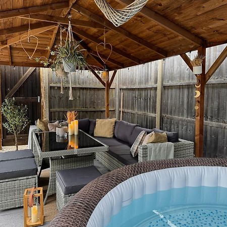 Barn With Hot Tub Villa Goff's Oak Exterior photo