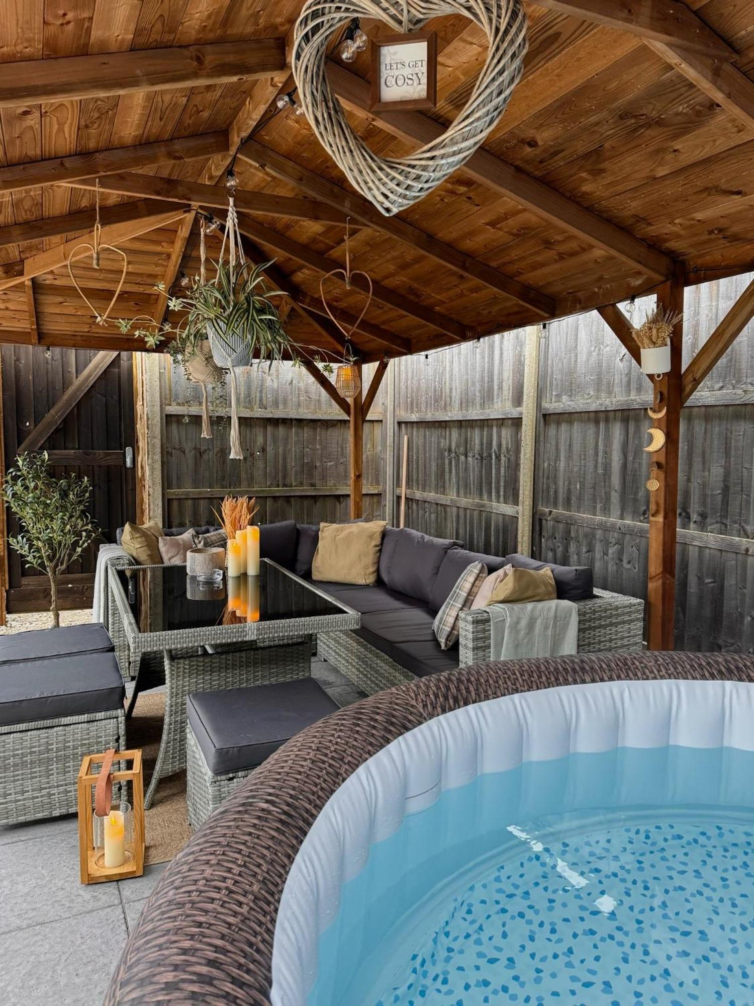 Barn With Hot Tub Villa Goff's Oak Exterior photo