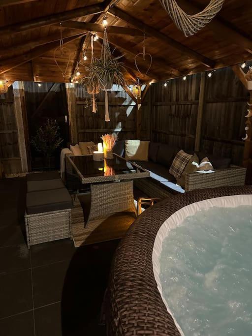 Barn With Hot Tub Villa Goff's Oak Exterior photo
